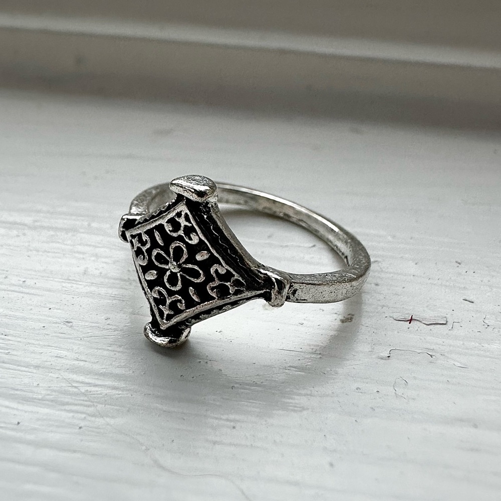 🚨 3 for $15 🚨 Silver Tone 4-point Star Floral Ring